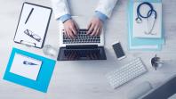 medico che scrive al pc 